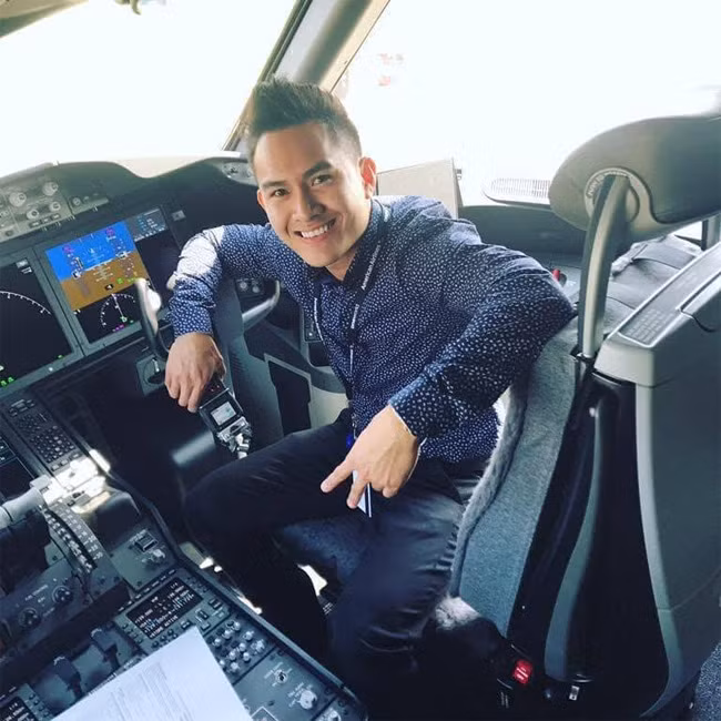 Võ Lê Thành Vinh, con trai ruột của danh hài Hoài Linh, là một kỹ sư hàng không của hãng American Airlines.