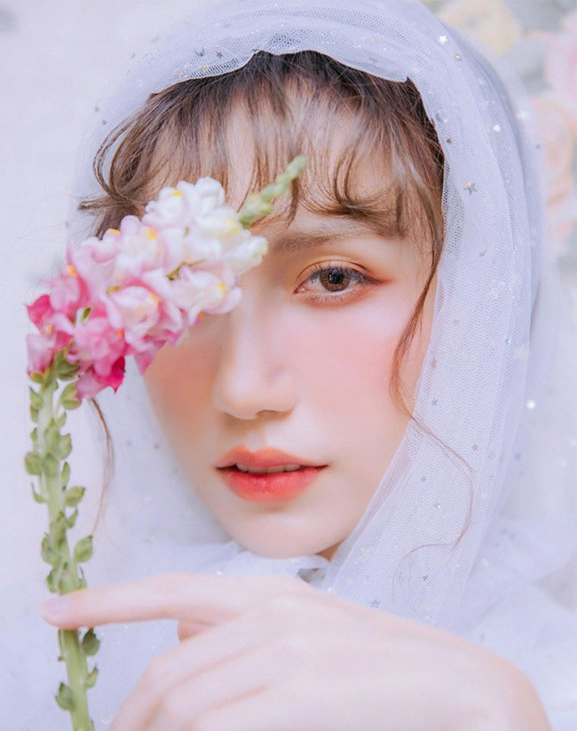 Mọi nét trên gương mặt của Lynk Lee đã vô cùng hoàn chỉnh và nữ tính.