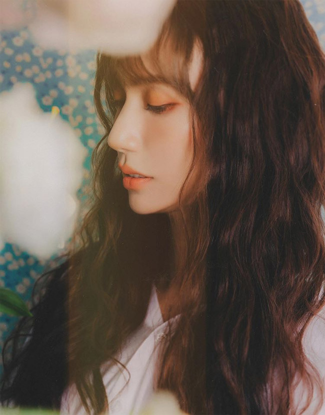 Đặc biệt góc nghiêng của nữ ca sĩ chuyển giới vô cùng thu hút và được khen là góc nghiêng thần thánh.