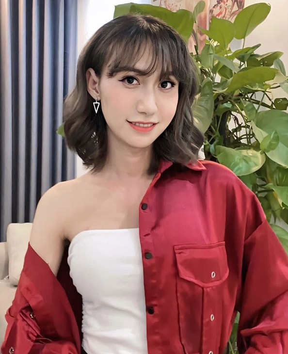 Nữ ca sĩ sinh năm 1988 cũng mất 11 tháng để nuôi tóc dài.