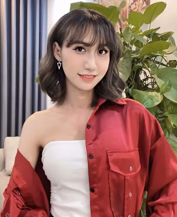 Nữ ca sĩ sinh năm 1988 cũng mất 11 tháng để nuôi tóc dài.