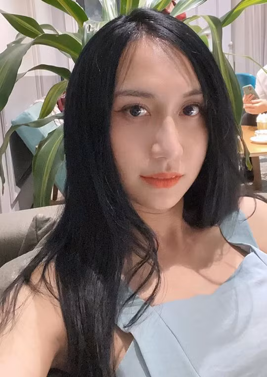 Càng ngày, Bảo Linh càng đẹp và nữ tính hơn từ vóc dáng, khuôn mặt cho tới mái tóc. Để ra dáng con gái hơn, mới đây Lynk Lee đã đi nối tóc và quả thật mái tóc đã giúp cô ghi điểm trong mắt người hâm mộ rất nhiều.