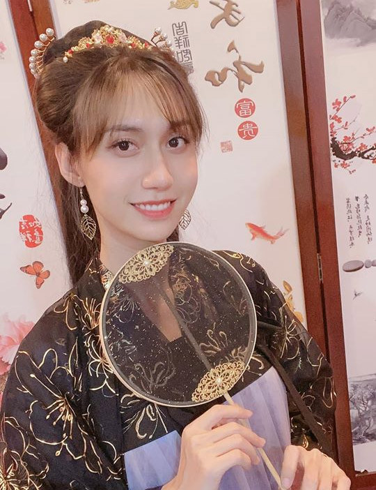 Lynk Lee cho biết cô đã tốn 200 triệu để tiêm filler má, sửa mũi, nhấn mí sao cho ngoại hình nữ tính nhất có thể.