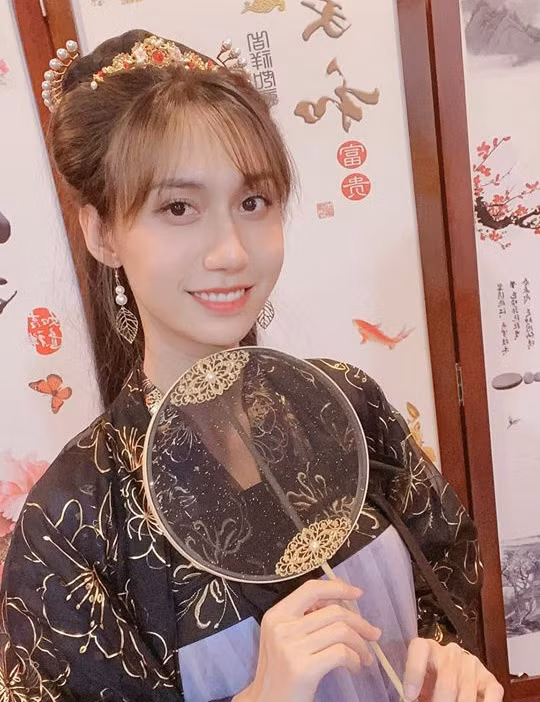 Lynk Lee cho biết cô đã tốn 200 triệu để tiêm filler má, sửa mũi, nhấn mí sao cho ngoại hình nữ tính nhất có thể.