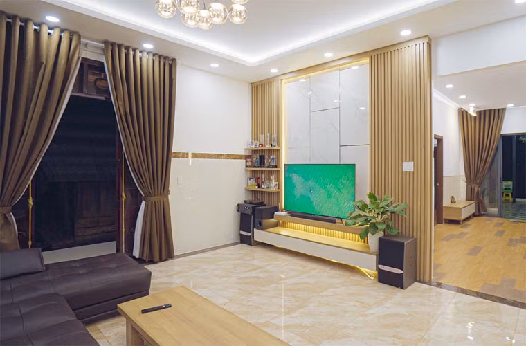 Tiết kiệm chi phí cho bản thân nhưng với gia đình, H'hen Niê lại không tiếc tiền. Cô từng bỏ ra 600 triệu đồng để sửa nhà sàn cho bố mẹ, rồi chi tiền xây một căn nhà sát cạnh nhà sàn với phong cách hiện đại để cả nhà sinh hoạt thoải mái.