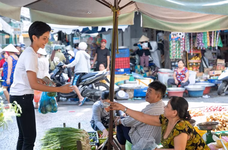 Lên TP.HCM sống và làm việc, H’hen Niê vẫn ở nhà thuê, tự tay đi chợ, nấu cơm như bao cô gái khác.
