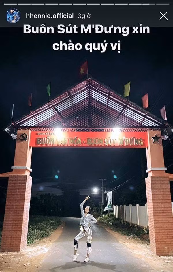 Không chỉ chăm lo cho gia đình, hoa hậu còn xây cổng làng, lắp đặt hệ thống đèn đường cho buôn làng nơi cô sinh sống. Mới đây khi bị chỉ trích keo kiệt vì ủng hộ 50 triệu cho miền Trung, H'hen Niê đã khóc nức nở. Người đẹp bày tỏ thấy bị tổn thương, vì đó là khoản tiền lớn với một người như cô.