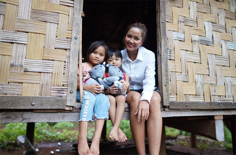 “Mỗi lần mua một món đồ mắc tiền vì Hen rất thích nhưng sau những lần đi từ thiện, Hen về có suy nghĩ rằng tại sao với số tiền đó mình không dành để giúp đỡ mọi người. Nên thường là mua xong, Hen cảm thấy mình vừa làm việc gì đó sai lầm, tội lỗi”, H’hen Niê chia sẻ.