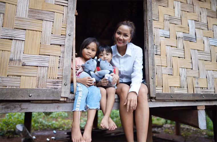 “Mỗi lần mua một món đồ mắc tiền vì Hen rất thích nhưng sau những lần đi từ thiện, Hen về có suy nghĩ rằng tại sao với số tiền đó mình không dành để giúp đỡ mọi người. Nên thường là mua xong, Hen cảm thấy mình vừa làm việc gì đó sai lầm, tội lỗi”, H’hen Niê chia sẻ.