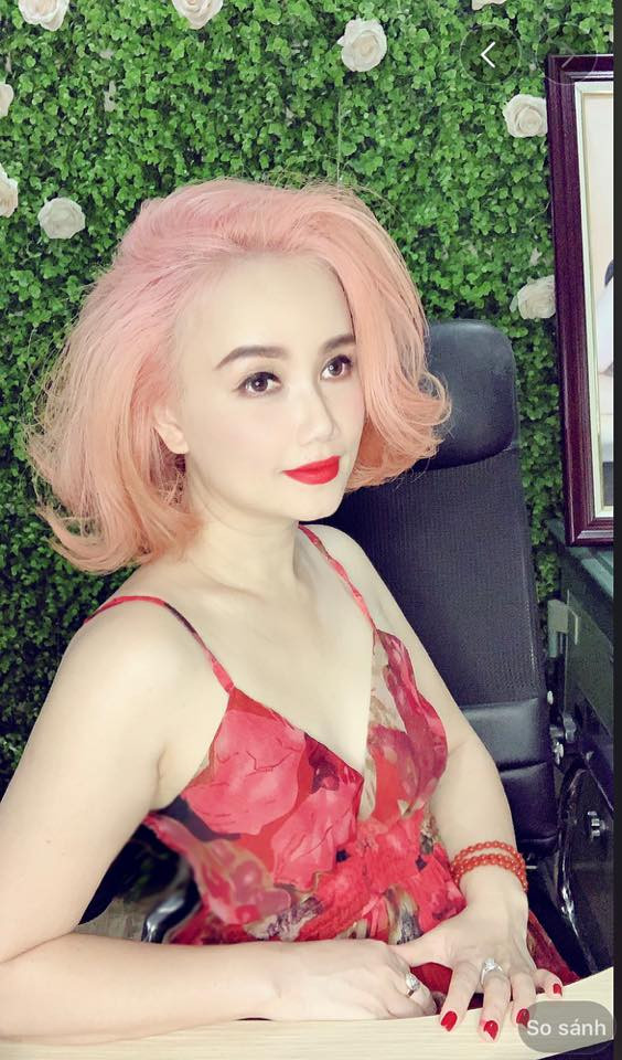 Bà mẹ 3 con luôn biết cách tạo năng lượng tích cực cho mình, yêu bản thân và nở nụ cười mỗi ngày để xinh đẹp hơn.