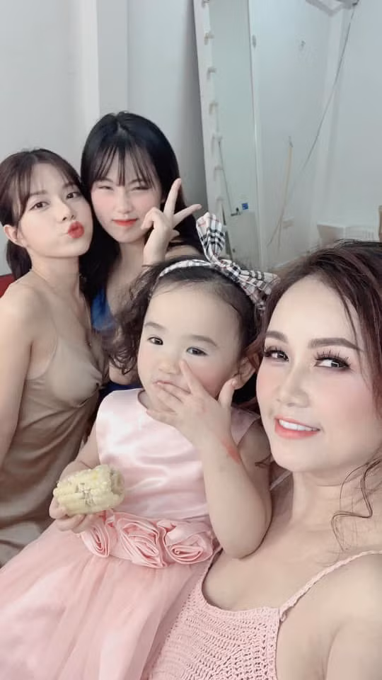 Ở tuổi U50, nữ diễn viên 4 đời chồng ngày càng trẻ trung và xinh đẹp. 3 cô con gái cũng được thừa hưởng những nét đẹp từ mẹ.