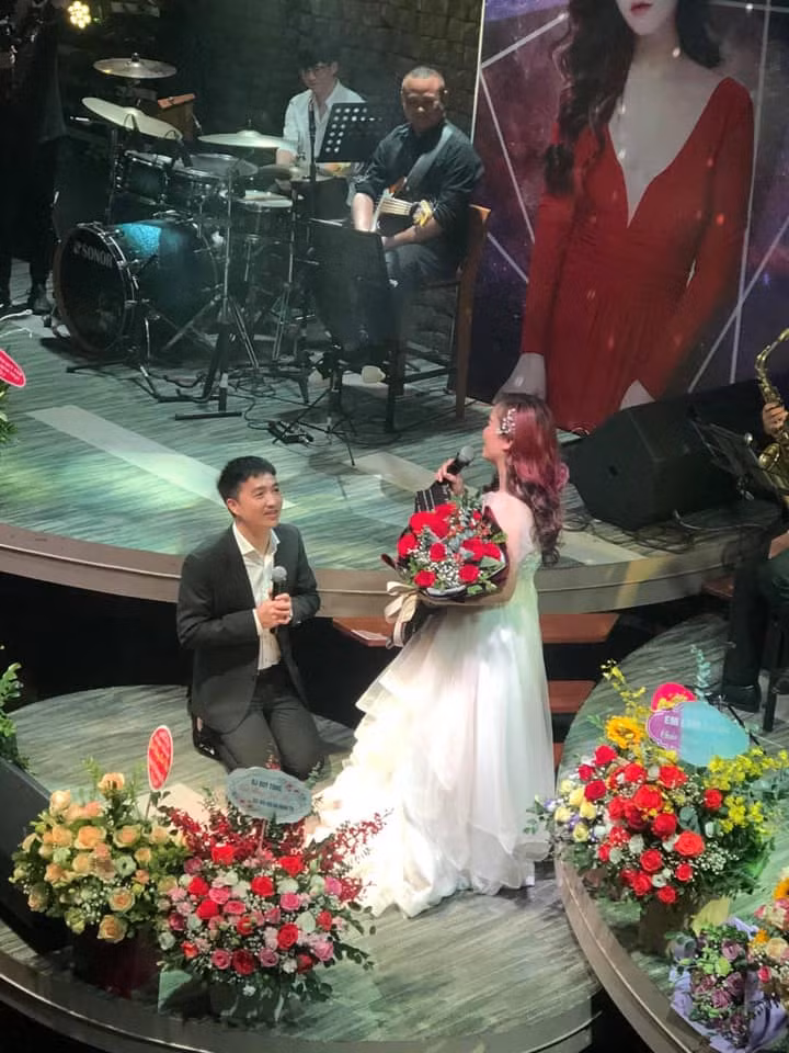 Trong bữa tiệc sinh nhật tuổi 44 mới đây, nữ diễn viên Hoàng Yến còn được chồng trẻ quỳ gối tặng hoa trước sự trầm trồ của hàng trăm khán giả.