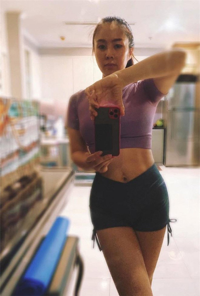 "Em đi gym về. 30 ký mỡ bay đi khá nhiều. Các mẹ bỉm sữa lạc quan lên nào", Lê Phương chia sẻ. Không chỉ Lê Phương, nhiều kỷ lục giảm cân của sao Việt cũng khiến fan ngạc nhiên.