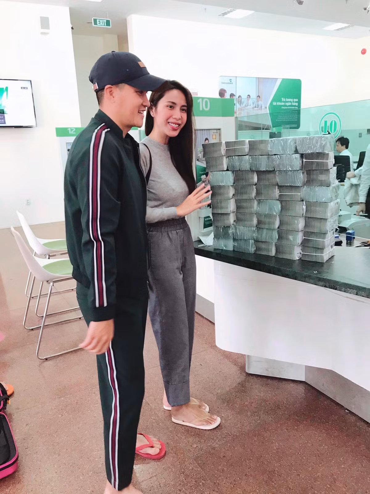 Mới đây, hình ảnh giản dị của Thủy Tiên - Công Vinh khi có mặt ở miền Trung để cứu trợ người dân vùng lũ nhận được sự quan tâm của người hâm mộ. Ảnh: Fanpage Nghệ An.