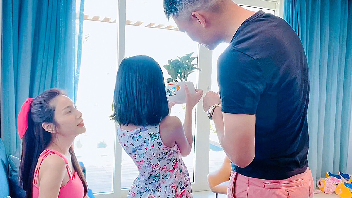 Vợ chồng Thủy Tiên còn rất khéo chăm con. Cả hai dạy con những bài học bổ ích với mong muốn khi con trưởng thành sẽ là một người giàu lòng nhân ái, đồng thời giúp con hình thành hành vi ứng xử văn minh, thân thiện với cuộc sống xung quanh.