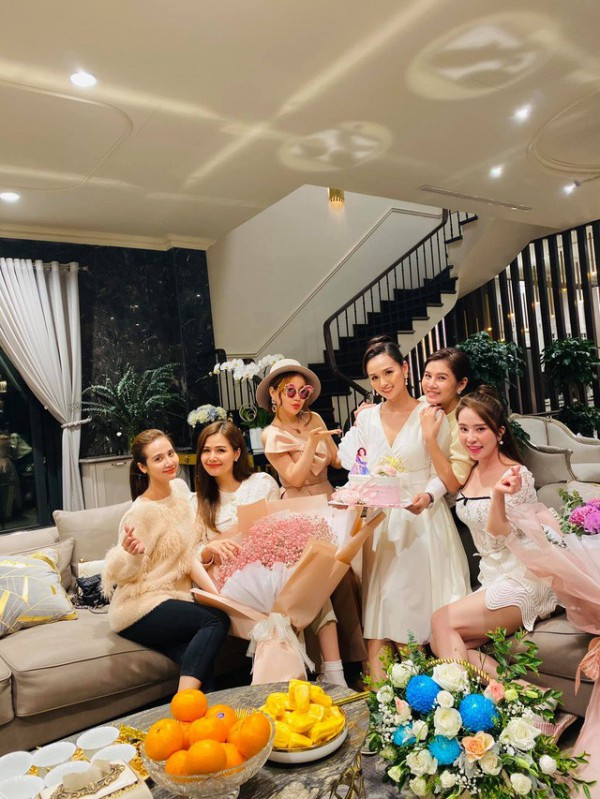 Diễn viên Lã Thanh Huyền thân với khá nhiều người trong giới giải trí. Hội bạn thân của cô gồm những gương mặt nổi tiếng như: MC Thu Hoài, nữ diễn viên Phanh Lee, Quỳnh Nga...