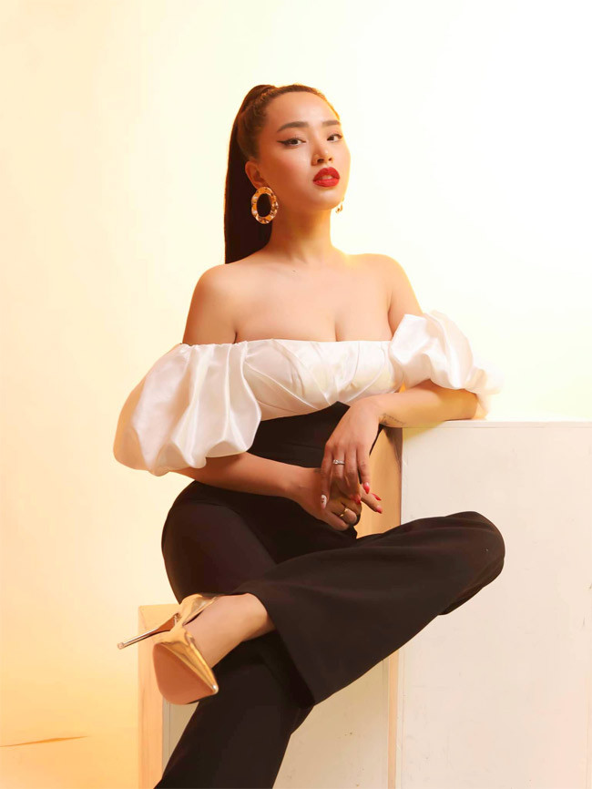 Bà mẹ ba con sexy trong một shoot hình.