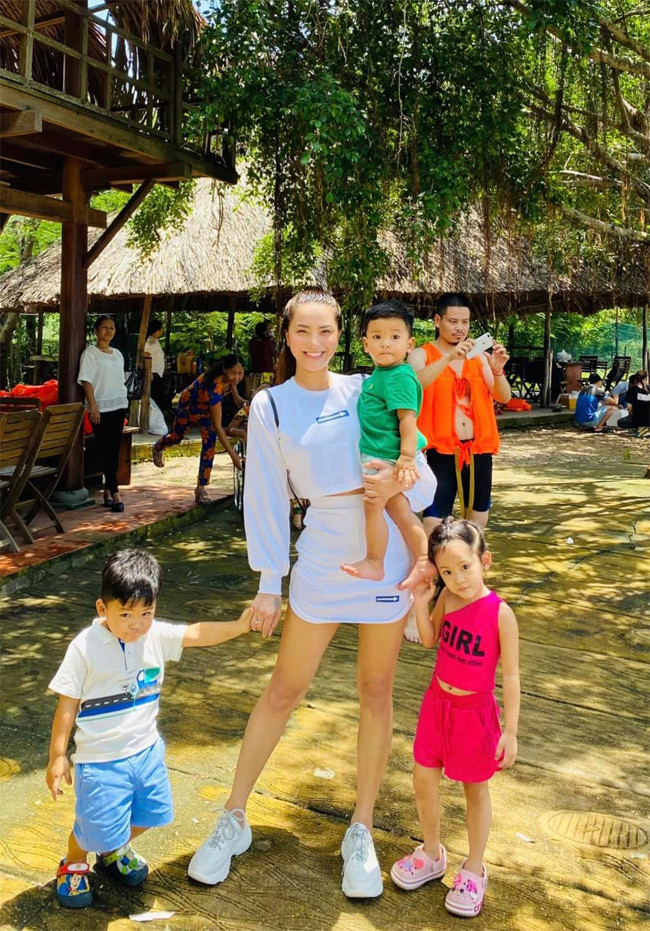 Đôi chân thon dài, vòng eo con kiến, không ai nghĩ Hải Băng đã một nách ba con.