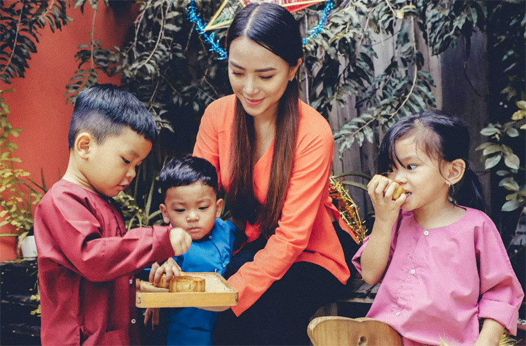 Ba năm kết hôn với nam diễn viên Thành Đạt, Hải Băng sinh liền tù tì 3 con nhưng vẫn giữ được vóc dáng và vẻ trẻ trung.