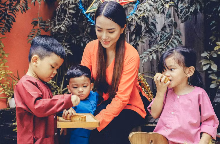 Ba năm kết hôn với nam diễn viên Thành Đạt, Hải Băng sinh liền tù tì 3 con nhưng vẫn giữ được vóc dáng và vẻ trẻ trung.