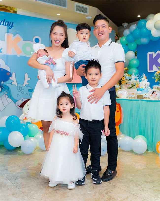 Mặc dù chưa có một đám cưới chính thức với Thành Đạt, nhưng cuộc sống của hai vợ chồng cô và ba đứa con rất hạnh phúc, viên mãn.
