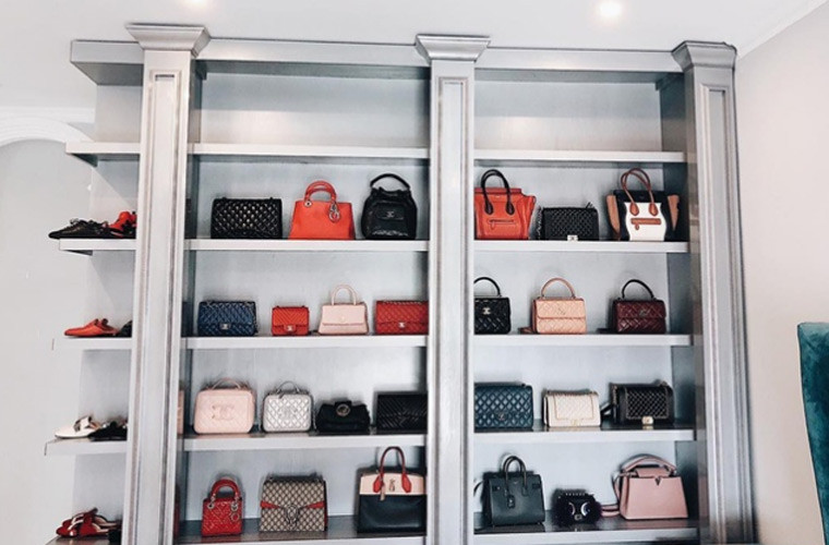 "Công chúa bong bóng" còn sở hữu bộ sưu tập túi xách, giày hàng hiệu vô số kể. Bảo Thy cho biết, cô dùng đồ hiệu vì thích chứ không phải để lấy le với mọi người.