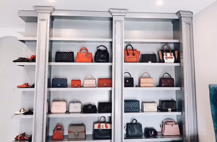 "Công chúa bong bóng" còn sở hữu bộ sưu tập túi xách, giày hàng hiệu vô số kể. Bảo Thy cho biết, cô dùng đồ hiệu vì thích chứ không phải để lấy le với mọi người.