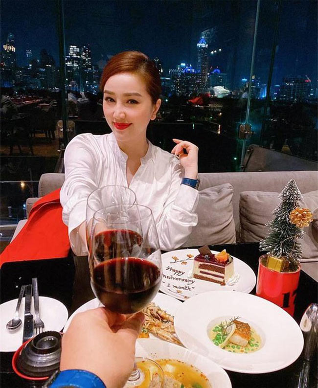 Chồng Bảo Thy còn chuẩn bị rượu Sake Gold của Nhật chứa “vẩy vàng” để phòng bệnh trong mùa dịch.