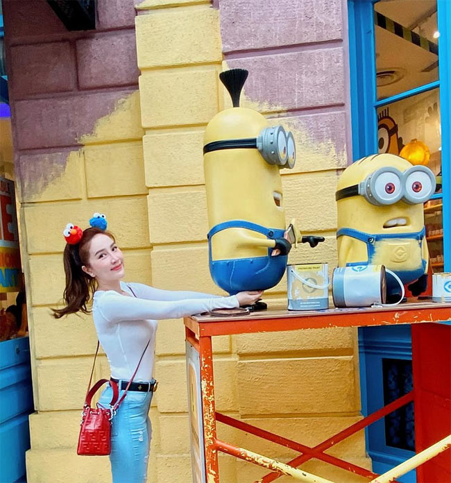 Nhìn những dòng trạng thái trên trang cá nhân của Bảo Thy mới thấy cô viên mãn thế nào với hạnh phúc đang có: “Kể từ ngày ấy… cuộc sống thay đổi hẳn! Nếu không đi chơi thì 10h tối tắt điện thoại, nằm tâm sự về một ngày trôi qua như thế nào rồi tầm 11h ngủ. Mình chưa quen nên có lúc nằm lâu hơn mới vào giấc được (trước đây 2, 3h sáng mới ngủ). Hôm sau 8, 9h sáng mỗi ngày dậy, dạo này hết đau dạ dày, sức khoẻ cũng tốt hơn rất nhiều do giờ sinh học đã được điều chỉnh lại...”.