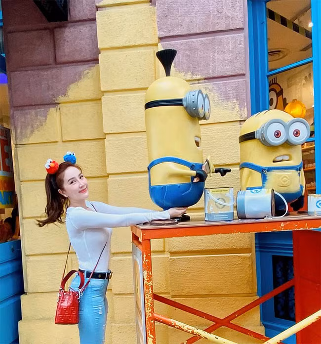 Nhìn những dòng trạng thái trên trang cá nhân của Bảo Thy mới thấy cô viên mãn thế nào với hạnh phúc đang có: “Kể từ ngày ấy… cuộc sống thay đổi hẳn! Nếu không đi chơi thì 10h tối tắt điện thoại, nằm tâm sự về một ngày trôi qua như thế nào rồi tầm 11h ngủ. Mình chưa quen nên có lúc nằm lâu hơn mới vào giấc được (trước đây 2, 3h sáng mới ngủ). Hôm sau 8, 9h sáng mỗi ngày dậy, dạo này hết đau dạ dày, sức khoẻ cũng tốt hơn rất nhiều do giờ sinh học đã được điều chỉnh lại...”.