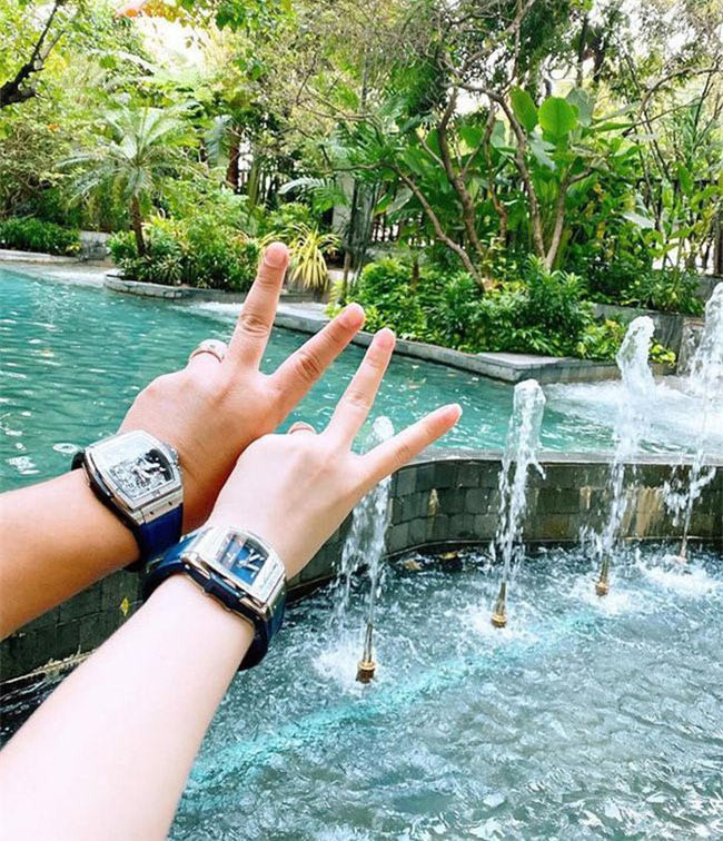 Trong những chuyến đi này, cô sắm cơ man nào là đồ hiệu và còn mua tặng chồng đại gia một chiếc đồng hồ đôi trị giá gần 1 tỷ đồng.