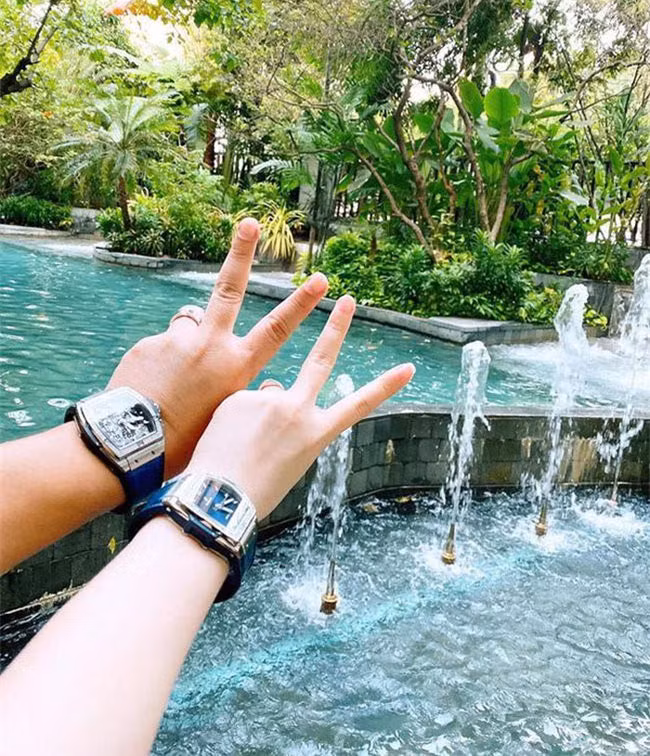 Trong những chuyến đi này, cô sắm cơ man nào là đồ hiệu và còn mua tặng chồng đại gia một chiếc đồng hồ đôi trị giá gần 1 tỷ đồng.