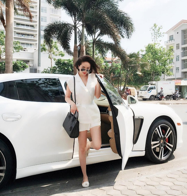 Bảo Thy là chủ nhân một chiếc Porsche Panamera màu trắng trị giá 8 tỷ đồng.
