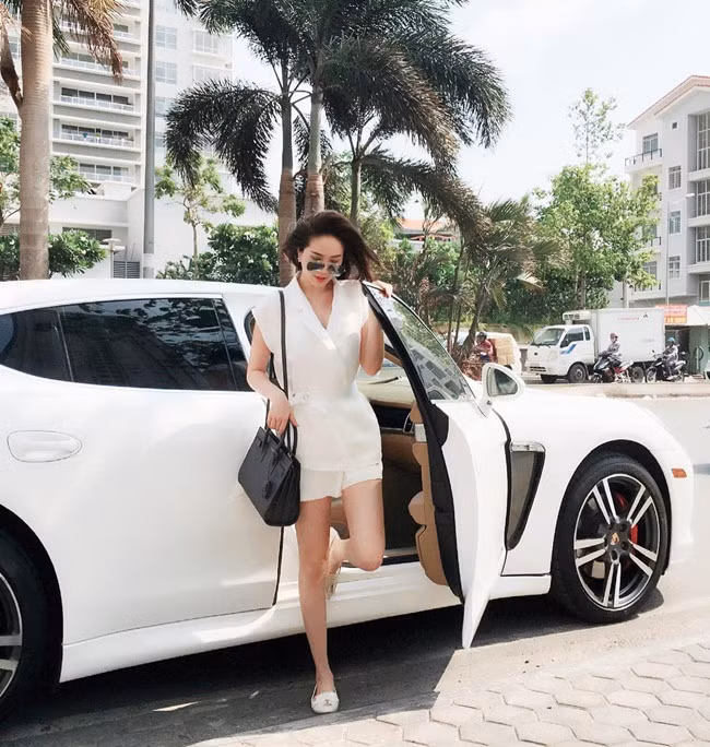Bảo Thy là chủ nhân một chiếc Porsche Panamera màu trắng trị giá 8 tỷ đồng.