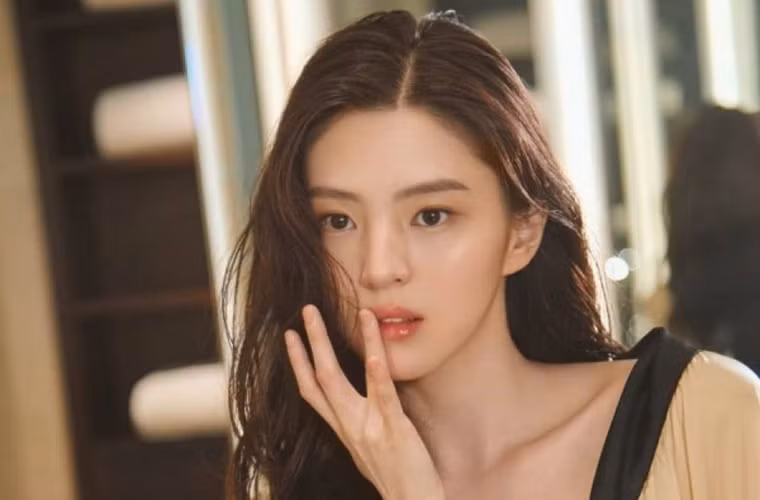 Đóng vai "tiểu tam" trong Thế giới hôn nhân là Han So Hee, nữ diễn viên trẻ trong làng giải trí xứ Hàn. Cô được biết tới qua những vai phụ trong một số bộ phim truyền hình như: Money Flower (2017), Lang quân 100 ngày (2018), Abyss (2019).