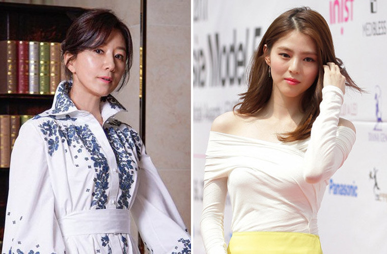 Mặc dù khoảng cách tuổi tác giữa Kim Hee Ae và đàn em là rất lớn: 28 tuổi, nhưng nhan sắc của cô không hề bị Han So Hee làm lu mờ khi đóng chung trong phim "Thế giới hôn nhân".