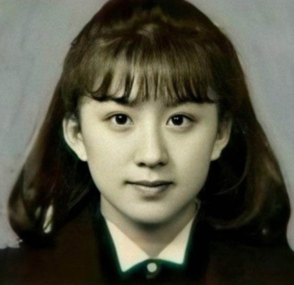 Kim Hee Ae là một trong những ngôi sao không dao kéo mà vẫn rất xinh đẹp của làng giải trí xứ Hàn. Ngay từ nhỏ Kim Hee Ae đã sở hữu khuôn mặt thanh tú, sóng mũi cao, khuôn miệng xinh xắn.