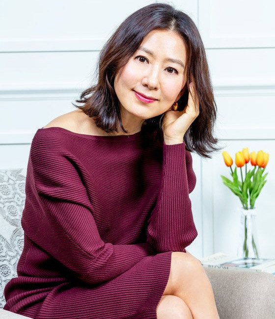 Sở hữu chiều cao 1m64, khuôn mặt thon gọn, thân hình săn chắc nhờ chăm chỉ tập luyện, Kim Hee Ae không chỉ khiến khán giả khâm phục vì tài năng diễn xuất mà còn bởi sắc đẹp ở tuổi U60.