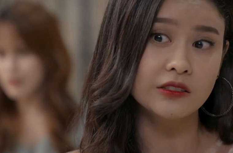 Phim “Trói buộc yêu thương”, ngoài “tiểu tam” Ngọc Lan còn có “tiểu tam” do Trương Quỳnh Anh thủ vai. Đây cũng là một nhân vật bị khán giả ghét khi xem phim tuy nhiên, diễn xuất của Trương Quỳnh Anh trong phim này bị chê chưa tới.