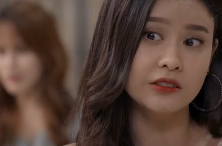 Phim “Trói buộc yêu thương”, ngoài “tiểu tam” Ngọc Lan còn có “tiểu tam” do Trương Quỳnh Anh thủ vai. Đây cũng là một nhân vật bị khán giả ghét khi xem phim tuy nhiên, diễn xuất của Trương Quỳnh Anh trong phim này bị chê chưa tới.