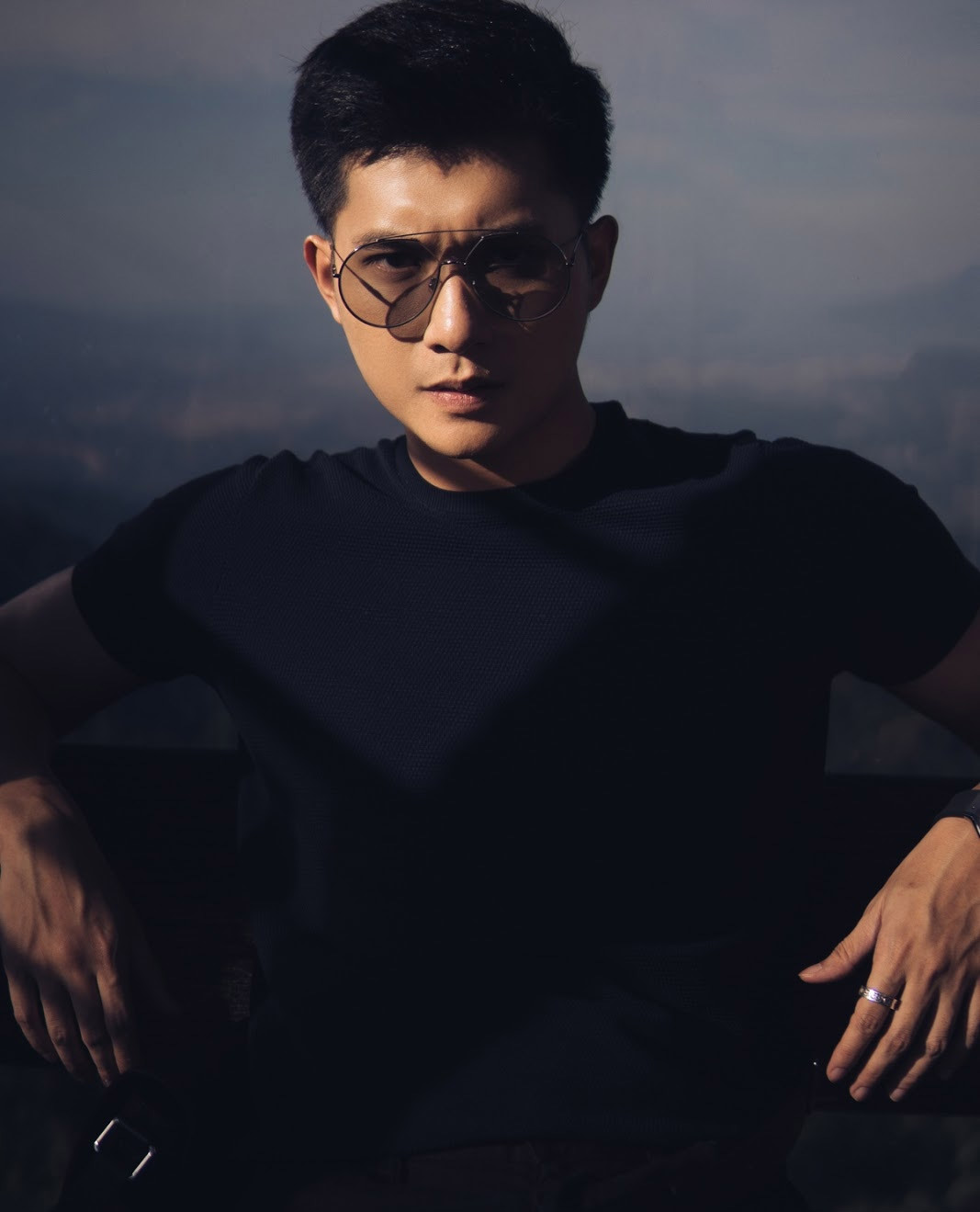 Ngoài nghề người mẫu và làm diễn viên đóng MV, Lâm Bảo Châu còn làm chủ một cửa hàng thời trang lớn tại Hà Nội.