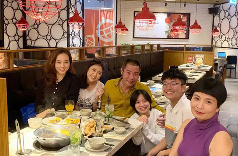 "Trong xã hội hiện nay, tôi nghĩ là cực kỳ khó để vợ trước, vợ sau có thể gặp nhau và trò chuyện vui vẻ. Nhưng họ lại làm được. Không phải là họ làm thế để tôi vui đâu mà đó là những cảm xúc thật của họ. Tôi không biết họ nghĩ gì về tôi, nhưng chỉ cần họ cư xử đúng với suy nghĩ của họ. Họ cảm thấy bằng lòng là được rồi", Công Lý chia sẻ.