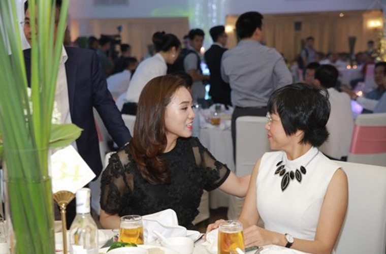 Ngọc Hà và Thảo Vân “tám chuyện” không ngừng khi ngồi trong tiệc cưới. Nhìn cách hai người đối xử với nhau không ai nghĩ đó là người mới và người cũ của Công Lý.