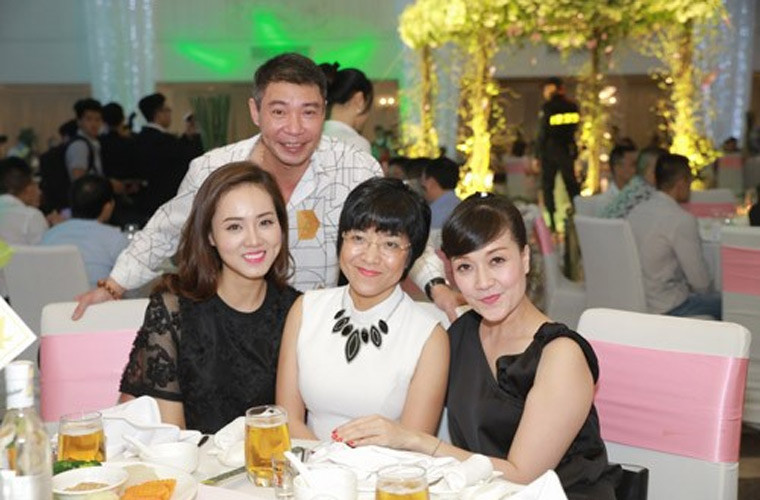 Công Lý cùng bạn gái Ngọc Hà và vợ cũ Thảo Vân vui vẻ chụp ảnh chung khi đi dự đám cưới MC Thành Trung.