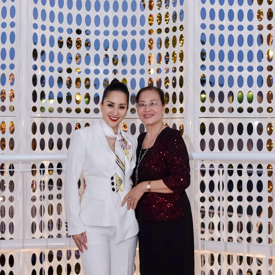 Bà xã Phan Hiển tự hào về mẹ khi chia sẻ: "Mẹ Thi ngày xưa đẹp lắm, hát Chầu Văn lại ngâm thơ hay. Mẹ là ca sĩ của đoàn ca múa tổng cục chính trị, về sau mẹ gác lại ước mơ để tập trung lo cho gia đình và chăm sóc các con. Mẹ luôn là người đứng sau, âm thầm cỗ vũ Thi, không có kì thi hay cuộc thi nào của mình mà mẹ vắng mặt".