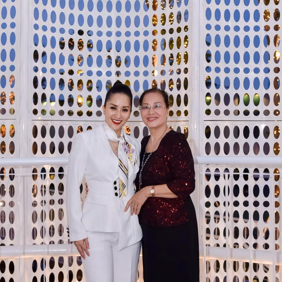 Bà xã Phan Hiển tự hào về mẹ khi chia sẻ: "Mẹ Thi ngày xưa đẹp lắm, hát Chầu Văn lại ngâm thơ hay. Mẹ là ca sĩ của đoàn ca múa tổng cục chính trị, về sau mẹ gác lại ước mơ để tập trung lo cho gia đình và chăm sóc các con. Mẹ luôn là người đứng sau, âm thầm cỗ vũ Thi, không có kì thi hay cuộc thi nào của mình mà mẹ vắng mặt".