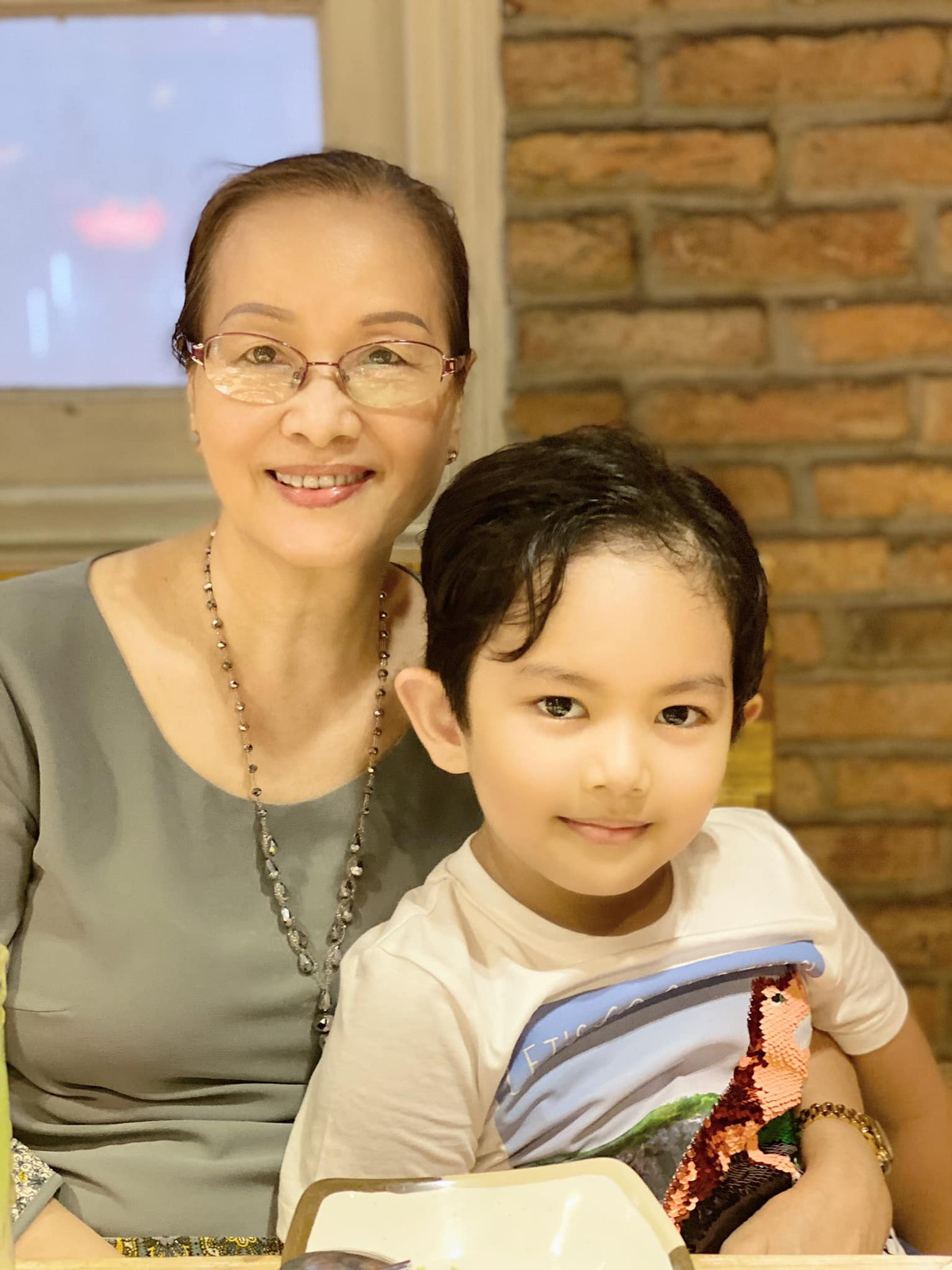 Bà xã Phan Hiển còn tiết lộ thời trẻ mẹ ruột của cô từng là "hoa khôi làng Thường Tín".