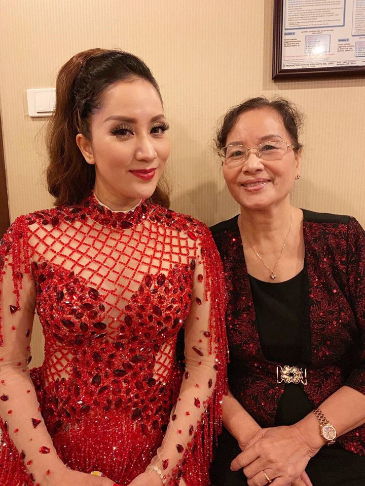 Khánh Thi viết: “Cả đời mẹ tần tảo chỉ để cho chồng cho con được vui và hạnh phúc. Mẹ được gì, tôi không dám hỏi. Nhìn mẹ, tôi chỉ thấy mình còn sống ích kỉ lắm. Làm cha mẹ chẳng ai mong con phải báo hiếu mình ra sao. Vì sinh nó ra đã là tự mình thương nó hết lòng vô điều kiện rồi. Nên tự con cái hãy hiểu rằng, ơn đức cha mẹ, ông bà là cao cả. Đừng làm điều sai, hãy sống có đạo đức và trân trọng giá trị gia đình mới là trên hết”.