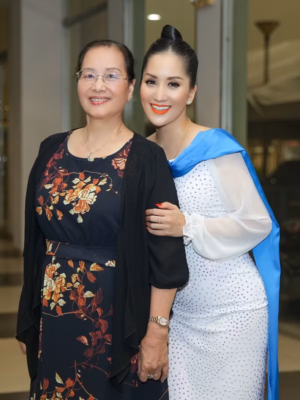 Sau khi Khánh Thi sinh con trai đầu lòng vào năm 2015, bà đã chuyển vào TP HCM để tiện chăm sóc con cháu.