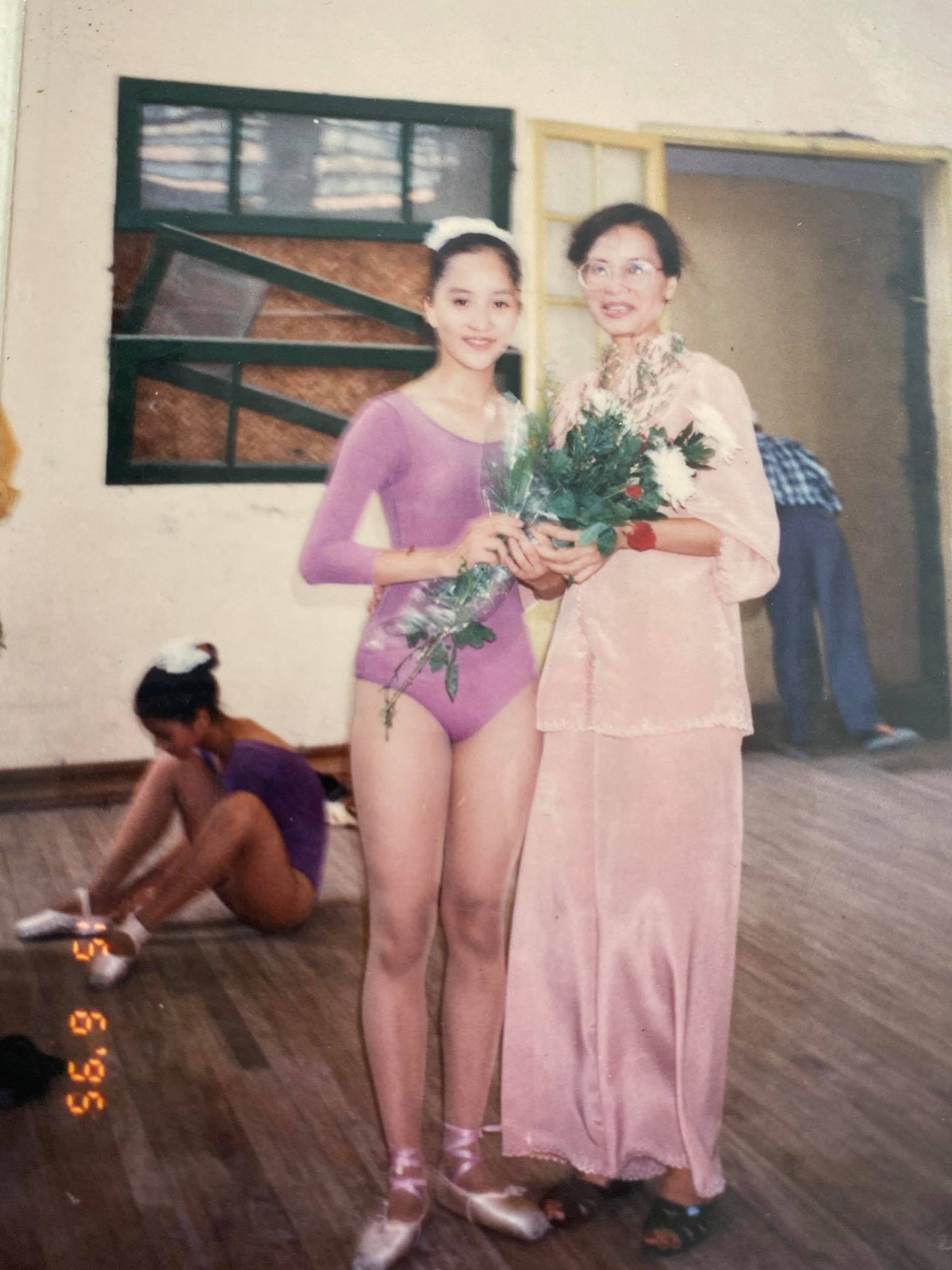 Ngắm nhìn bức ảnh thời trẻ của mẹ Khánh Thi, ai cũng phải trầm trồ vì bà ngày càng trẻ đẹp khó đoán tuổi.